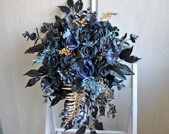 CuteGirlFinds - Etsy Украина Halloween Wedding Bouquet, Black Bridal Bouquet, Wedding Bouquet Black, Gothic Wedding Bouquet, Wedding Bouquet Cascading, Corpse Bride Wedding, Midnight Blue Wedding, Royal Blue Wedding Theme, Celestial Wedding Theme