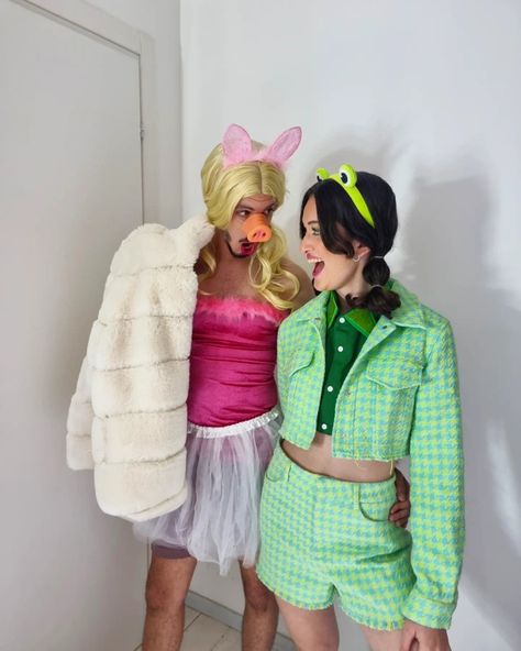 Miss Piggy Halloween Costume, Kermit Costume, Halloween Dorothy, Unique Duo Halloween Costumes, Miss Piggy Costume, Cute Couples Costumes, Best Couples Costumes, Crazy Costumes, Duo Halloween Costumes