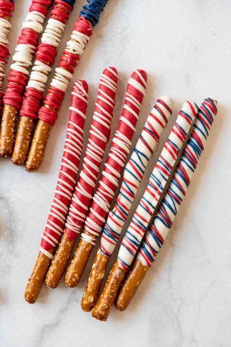 Red White And Blue Pretzel Rods, Red White And Blue Candy Bar, Fourth Of July Pretzels, 4th Of July Pretzel Rods, Patriotic Desserts Easy, 4th Of July Dessert Ideas, Desserts 4th Of July, White Pretzels, How To Make Pretzels