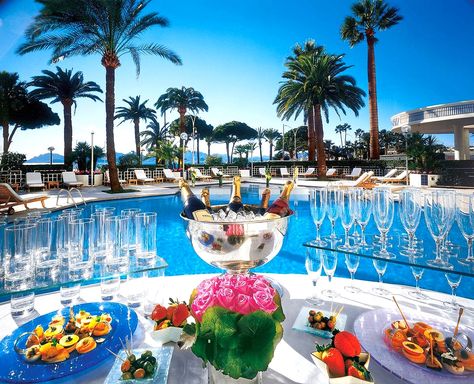 Decadent poolside view and dining for the ultimate vacation in France at Grand Hyatt Cannes Hôtel Martinez. Luxury Pool Party, Ceo Woman, Business Facts, Billionaire Life, Mindset Growth, Grand Hyatt, Luxury Pool, Luxe Life, Food Drinks