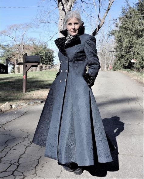 Greatcoat Women, Victorian Coat Women, Victorian Winter Fashion, Victorian Women Fashion, Plus Size Victorian, Victorian Gothic Fashion, Victorian Fashion Women, Fruit Bats, Vintage Academia