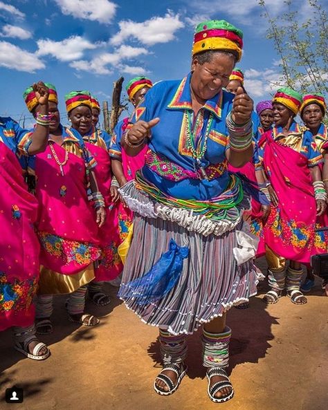 The Xibelani Dancers - Limpopo Lady's with amazing energy and spirit! mijlof http://instagram.com/mijlof Xitsonga Traditional Attire, Tsonga Traditional Attire, South Africa People, South African Tribes, Sepedi Traditional Attire, Tsonga Traditional Dresses, African Vacation, African Traditional Wear, Africa People