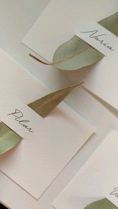 40 Uniquely Modern & Traditionally Stylish Place Card Design Ideas - Design & Paper Tafel Decor, Deco Floral, Packaging Ideas, Diy Wedding Decorations, Jewelry Packaging, Name Cards, Name Tag, Save The Date Cards, Place Cards