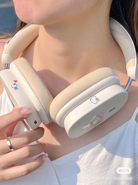 Headphone Decoration, Wearing Headphones, Cute Headphones, Aesthetic Objects, Korean Accessories, Pretty Phone Cases, Korean Aesthetic, Girly Accessories, White Aesthetic