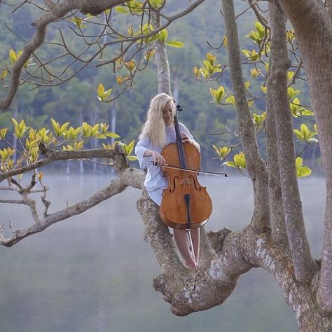 Extraordinary video  Grace Chatto Clean bandit Grace Chatto, Cello Photo, Cello Art, Double Exposition, Clean Bandit, Classical Musicians, Cellos, Music Student, Music Party