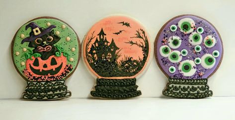 spooky snow globes Crystal Ball Cookies Decorated, Crystal Ball Cookies, Haunted House Cookies Decorated, Haunted House Cookies, Halloween Decorated Cookies, Snow Globe Cookies, Globe Cookies, Halloween Biscuits, Fall Decorated Cookies