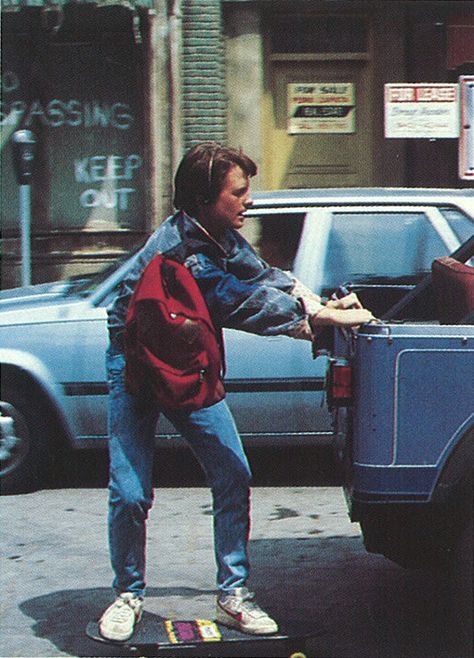 Marty McFly showing us how it's done with his Eastpak backpack in Back to the Future, 1985. Dani California, 60 Year Anniversary, Tom Und Jerry, J Fox, Michael J Fox, Septième Art, Marty Mcfly, I Love Cinema, 80s Movies