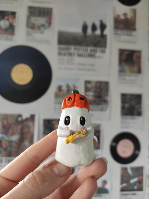 Cute Clay Ghost, Halloween Clay Charms, Air Dry Clay Ghost, Clay Halloween Crafts, Halloween Ceramics Ideas, Air Dry Clay Halloween, Halloween Clay Crafts, Halloween Clay Ideas, Clay Ghosts