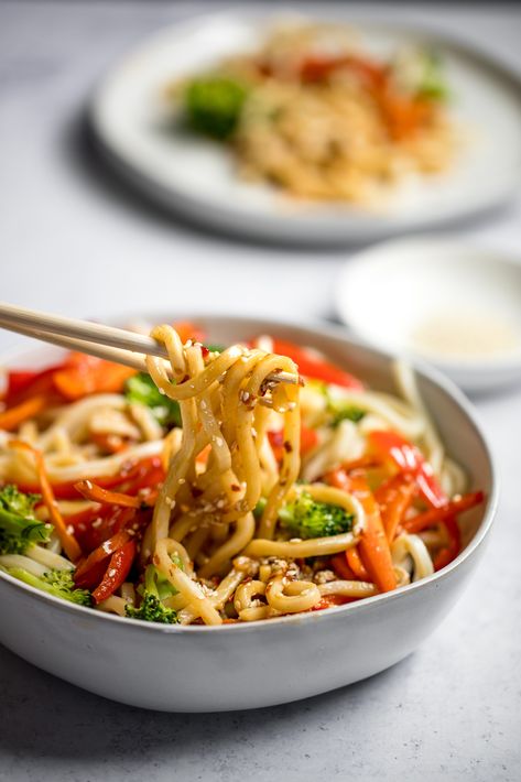 Spicy Sesame Udon Noodles are tossed in a flavorful sesame dressing, crisp slices of bell peppers, vibrant steamed broccoli and carrots. It's an easy to make, vegetarian weeknight dinner recipe that is deliciously savory and satisfying. #udonnoodles #weeknightdinner #easy #healthy #krollskorner Broccoli And Carrots, Tofu Steak, Wheat Noodles, Sesame Noodles, Easy Mediterranean Diet Recipes, Sesame Dressing, More Veggies, Healthy Weeknight Dinners, Udon Noodles