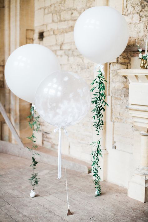 Woodchester Mansion, Giant Balloons Birthday, Giant Balloons Wedding, White Balloons Wedding, Carnival Decorations, Balloons Wedding, Rustic Wedding Decorations, Deco Champetre, Jumbo Balloons