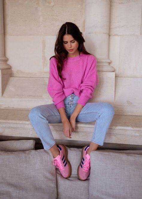 Hot Pink Sweater Outfit, Pink Adidas Outfit, Pink Shoes Outfit, Pink Sweater Outfit, Adidas Gazelle Outfit, Knit Sweater Outfit, Pull Rose, Look Rose, Look Adidas