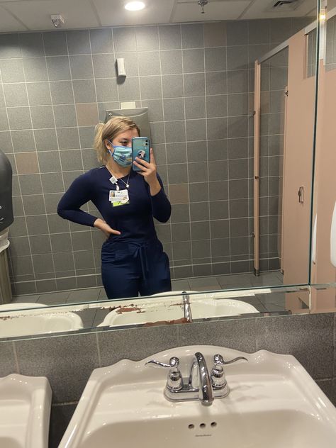 Scrubs Mirror Selfie, Nursing Aesthetic, Doctor Woman, Field Aesthetic, Nurse Inspiration, Nurse Aesthetic, Nursing Scrubs, Surgical Tech, Future Job