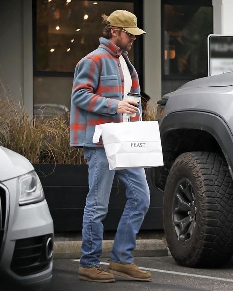 Ryan Gosling stayed lowkey during a shopping trip in Santa Barbara following a very busy schedule of awards show appearances. We’ve got… | Instagram Ryan Gosling Style Casual, Ryan Gosling Fashion, Mens Layering Outfits, Ryan Gosling Style, Mens Western Wear, Райан Гослинг, Dad Fashion, Cowboy Outfits, Street Fashion Men Streetwear