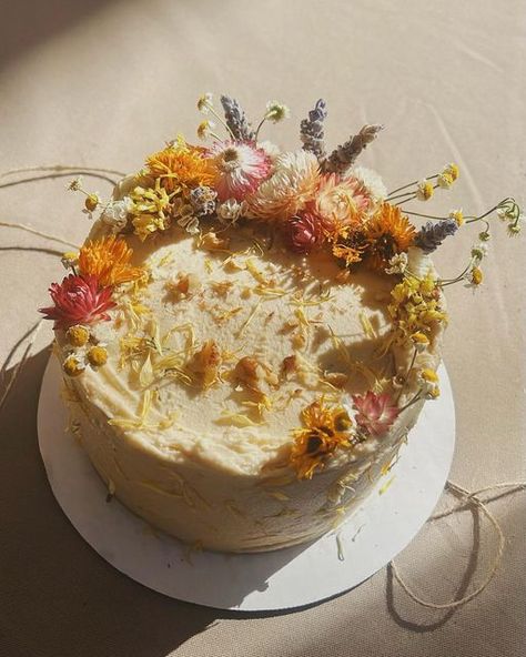 Dry Flower Cake Decoration, Carrot Cake With Flowers, Floral Carrot Cake, Organic Cake Decoration, Cake Decorating Carrot Cake, Rustic Carrot Cake, Vintage Carrot Cake, Fresh Floral Cake, Cake Decorating Floral