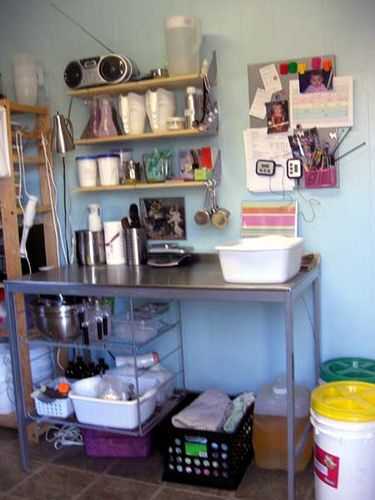 Soap Making Room Ideas, Small Soap Studio, Soap Making Studio Design, Soap Workshop Ideas, Soap Studio Organization, Soap Making Work Area, Wooden Soap Molds, Small Business Office, Healing Room