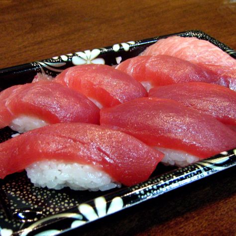 Maguro and Toro sushi mixed Maguro Sushi, Toro Sushi, Candy Sushi, Tuna Sushi, Foreign Food, Japanese Sushi, Food Obsession, Raw Food Recipes, I Love Food