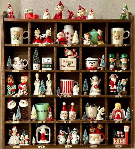 Cottage Core Christmas, Christmas Booth, Kitschy Christmas, Christmas Trinkets, Christmas Home Decor Ideas, Christmas Vignettes, Christmas Shadow Boxes, Christmas Interiors, Buy Sell Trade