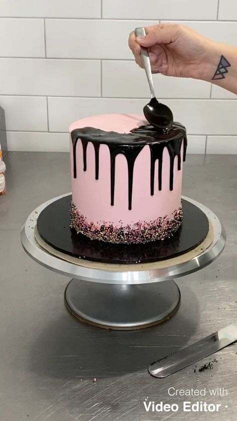 Pink And Black Drip Cake, White Cake With Black Drip, Black Ganache Cake, Black Drip Cake, Black And Pink Cake, Black Ganache, Choc Drip Cake, Drippy Cakes, Piping Buttercream