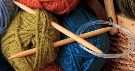 Crocheted Afghans, Craft Show, Knitting Needles Sizes, Craft Show Ideas, Learn How To Knit, Arm Knitting, Circular Knitting Needles, Knit In The Round, Circular Knitting