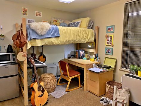 Bunked Dorm Beds, Dorm Room Configurations, Room Set Up Ideas Layout, Dorm With Couch, Dorm Lofted Bed Layout, Dorm Room With Desk Under Bed, Dorm Room Inspiration Lofted Bed, Dorm Lofted Bed, Dorm Room Ideas With Lofted Bed