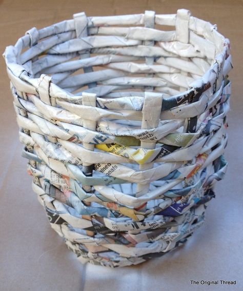 DIY Tutorial to create a paper woven basket from newspapers. A great recycling project that can easily be made with very little expense. Upcycling Design, Recycled Paper Crafts, Diy Newspaper, Recycle Newspaper, Diy Recycled Projects, Newspaper Basket, Paper Bowls, Magazine Crafts, Paper Weaving