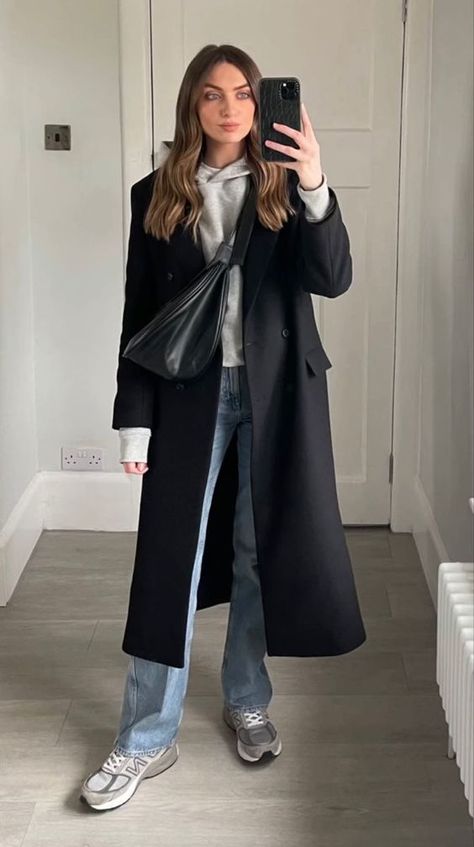 Edgy Winter Outfits 2023, Jeans Chiari Outfit, Outfit Jeans Neri, Black Peacoat Womens Outfit, Outfit Barcellona, Radical Chic Outfit, Black Peacoat Outfit, Black Coat Outfit Winter, Outfit Giorno