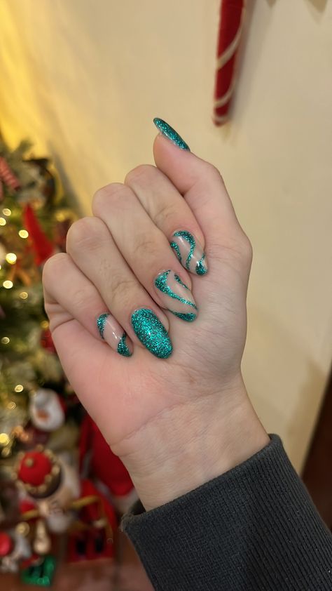 Blue Green Prom Nails, Green Glitter Nails Christmas, Christmas Nails Green And Silver, Green Glitter Nail Designs, Sparkle Green Nails, Emerald Green Glitter Nails, Sparkly Green Nails, Green Sparkle Nails, Glitter Nails Christmas