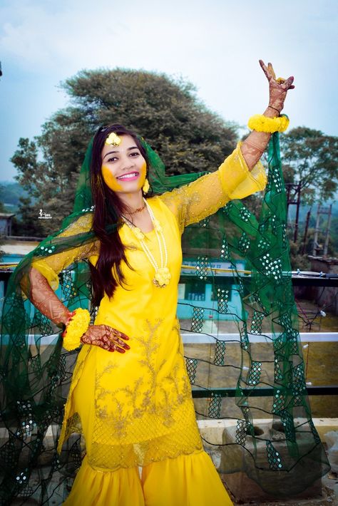 Haldi Poses For Bride Simple, Dulhan Haldi Pose, Haldi Girl, Haldi Pic, Haldi Ceremony Outfit For Bride, New Dulhan Pose, Mehndi Poses, Haldi Pose, Haldi Shoot