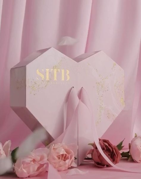 SITB on Instagram: “This month is all about LOVE and we wanted to show love to all our amazing clients 💝” Pink Box Packaging Design, Beauty Box Ideas, Hampers Valentine, Valentine Hampers, Skincare Hamper, Soap Valentine, Wig Business, Skincare Branding, Hamper Boxes