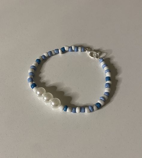 Pearl Bracelet Designs Ideas, Simple Beads Bracelets Ideas, Cute Blue Bracelet Ideas, Simple Beads Bracelet, Ideas De Pulseras Aesthetic, Blue Bracelet Ideas, Bracelet Beads Ideas, Beachy Jewellery, Blue Pearl Bracelet