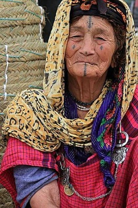 Berber Tattoo, Steve Mccurry, Facial Tattoos, We Are The World, The Atlas, Berber Women, Body Modifications, Folk Costume, World Cultures