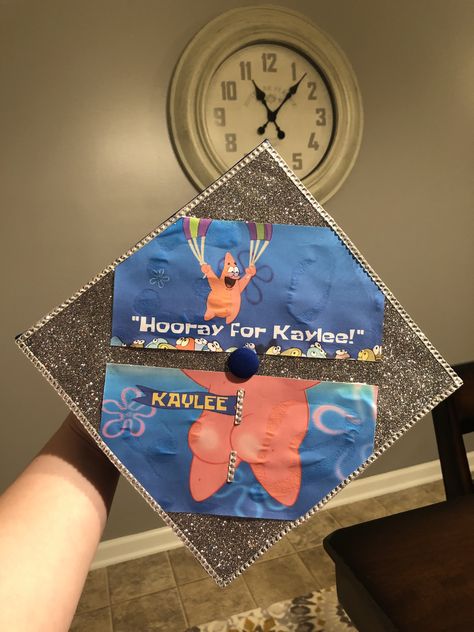 Funny Graduation Posters, Graduation Cap Funny, Funny Graduation Cap Designs, Funny Grad Cap Ideas, Spongebob Graduation, Spongebob Graduation Cap, Funny Patrick, Caps Ideas, Funny Graduation Caps