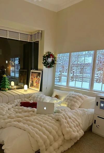 Bring the soft girl aesthetic to your bedroom with ever lasting | Room Decor Tips | Ever Lasting Blog Apartment Aesthetic Cozy Bedroom, Soft Girl Room Ideas, Cute Aesthetic Bedrooms, Soft Girl Bedroom Aesthetic, Soft Girl Room Aesthetic, Christmas Room Decor Aesthetic, Soft Girl Room Decor, Comfy Room Aesthetic, Cozy Bed Aesthetic