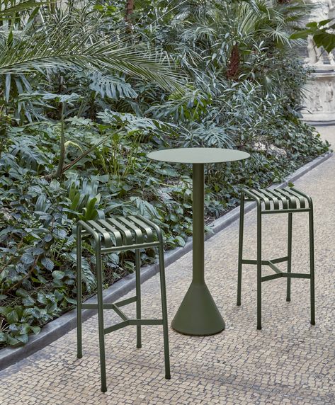 Savor outdoor living and exterior design with HAY’s Outdoor Collection of durable and weatherproof outdoor furniture. Suitable for numerous indoor and outdoor contexts, such as bars and restaurants, terrace, balcony, or garden, as well as public spaces and home environments. Hay Bar Stool, Outdoor Meals, Scandinavia Design, Kursi Bar, Design House Stockholm, Erwan Bouroullec, Outdoor Tables And Chairs, Outdoor Furniture Design, Table Haute