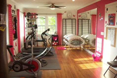 Dream home gym... wish I had a room to do this to!! Pink Home Gym Decor, Girly Home Gym Ideas, Pink At Home Gym, Girly Home Gym, Pink Home Gym, Pool Basement, Girly Home, Tanning Room, Home Gym Inspiration