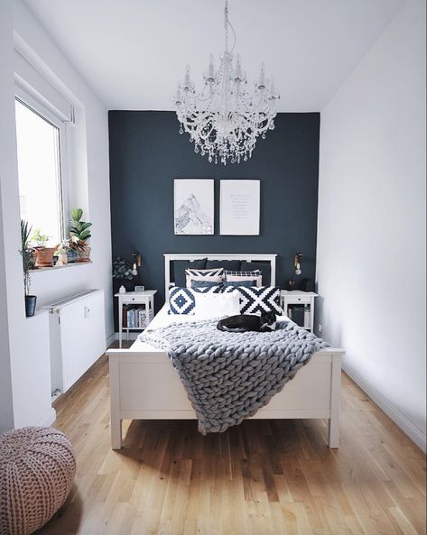 14 Ways to Make a Small Bedroom Look Bigger - Rentonomics Decorate Small Room, Small Bedroom Look Bigger, Small Bedroom Colours, Gray Headboard, Wallpaper Room, Hm Home, With Wallpaper, Small Room Decor, Cosy Home