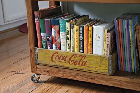 Coke Crate Ideas, Rehab Furniture, Cookbook Display, Primitive Shelves, Cookbook Storage, Crate Decor, Vintage Wooden Crates, Vintage Crates, Crate Bookshelf