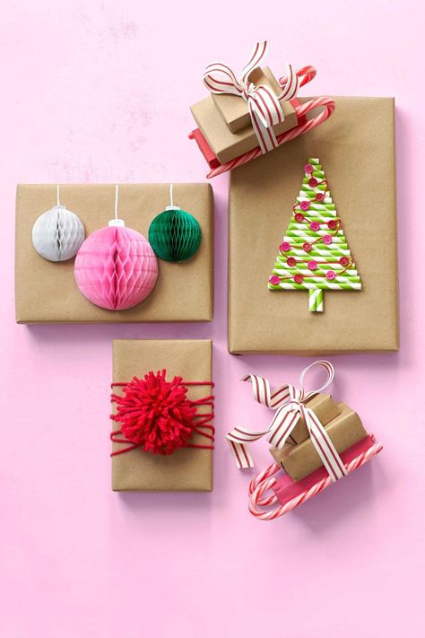 Wrap gifts together. Diy Holiday Gift Wrapping, Cheap Christmas Diy, Creative Christmas Gifts, Unique Gift Wrapping, Gift Wrap Ideas, Gift Toppers, Cadeau Diy, Diy Holiday Gifts, Wrap Ideas