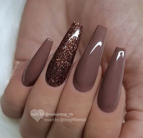 30 Thanksgiving Nail Art Ideas to Set Major Mani Goals - Hike n Dip Thanksgiving Nail Art, Thanksgiving Nail, Nail Polish Colors Fall, Cute Nails For Fall, Fall Acrylic Nails, Nails 2021, Thanksgiving Nails, Winter Nail, Fall Nail Colors