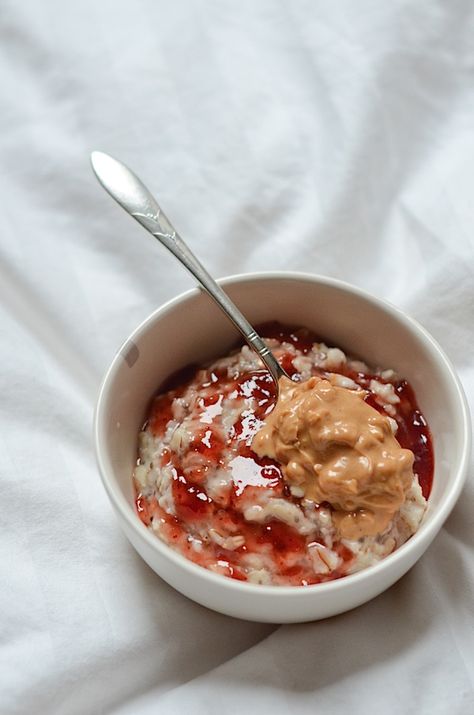 Peanut Butter and Jelly Stovetop Oatmeal Recipe Oatmeal On The Stove, Stovetop Oatmeal, Yogurt Breakfast Bowl, Make Oatmeal, Pumpkin Pie Oatmeal, Bowl Of Oatmeal, Peanut Butter Roll, Oatmeal Recipe, Honey Oatmeal