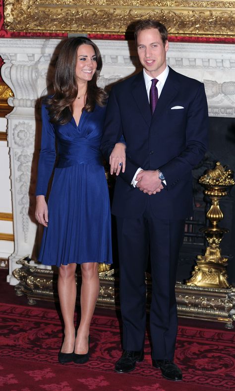 LONDON, ENGLAND - NOVEMBER 16: Prince William and Catherine Middleton pose for photographs in the State Apartments of St James Palace as they announce their engagement on November 16, 2010 in London, England. (Photo by Anwar Hussein/Getty Images) Kate Middleton Birthday, Kate Middleton Engagement Ring, Moda Kate Middleton, Issa Dresses, Style Kate Middleton, Jenny Packham Dresses, Icon Fashion, Principe William, Kate Middleton Prince William