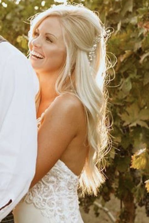 Bridal Hair Down With Veil, Blonde Bridal Hair, Bride Hair Down, Glamorous Wedding Hair, Strapless Dress Hairstyles, Bridal Hair Half Up, Blonde Wedding Hair, Bridal Hair Down, Blonde Bride