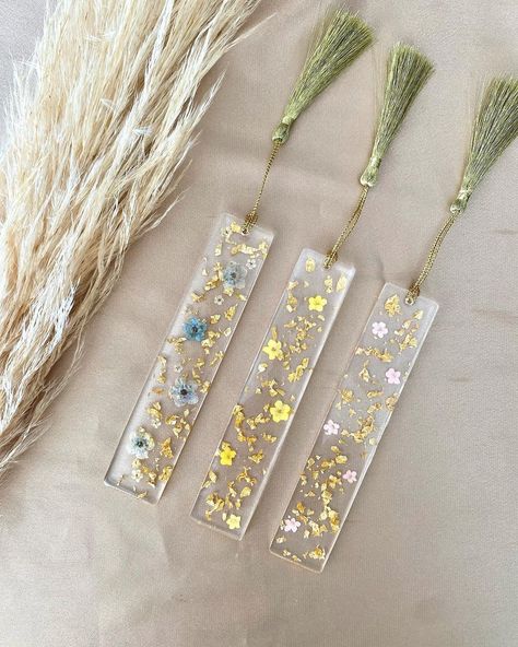 SAF Designs on Instagram: “𝑭𝒐𝒓𝒈𝒆𝒕-𝒎𝒆-𝒏𝒐𝒕 𝒇𝒍𝒐𝒘𝒆𝒓 𝒃𝒐𝒐𝒌𝒎𝒂𝒓𝒌𝒔 🌼💗 Here are three bookmarks made with dried pressed forget-me-not flowers in blue, yellow and pink 💙 each…” Flower Bookmarks, Leaf Bookmark, Resin Bookmarks, Forget Me Not Flower, Flower Bookmark, Resin Ideas, Leaf Flower, How To Make Bookmarks, Yellow And Pink