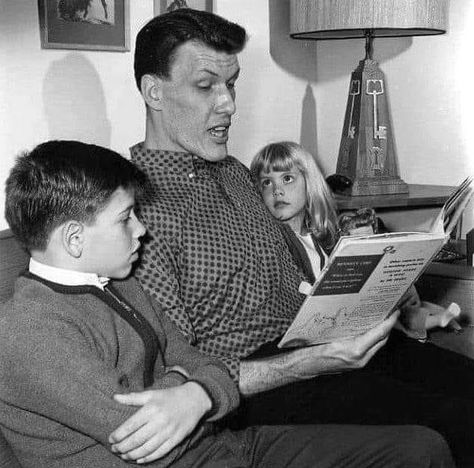 “Lurch” Ted Cassidy in 1965 reading to his kids Sean and Cameron. The story was “Horton Hears a Who” written by Dr. Seuss published in 1954 by Random House - The History Of American Television Addams Family Cartoon, Ted Cassidy, Addams Family Tv Show, Hot Weather Humor, The Adams Family, The Adams, Star Trek Characters, Old Time Radio, Star Trek Original