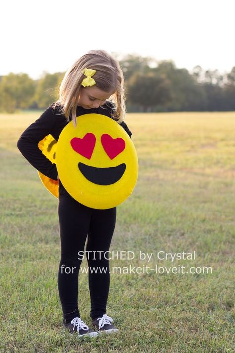 Emoji Costume Diy, Karnevalove Masky, Emoji Halloween Costume, Baby Lamb Costume, Emoji Costume, Lamb Costume, Birthday Outfit Ideas, Last Minute Halloween Costume, Last Minute Halloween