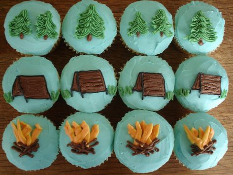 Des cupcakes de camping! #desserts #miam Camping Cupcakes, Camp Cupcakes, Camping Theme Cakes, Camping Cakes, Camping Theme Birthday, Camping Theme Party, Cupcake Art, Festival Camping, Camping Birthday