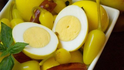 These simple-to-make pickled eggs are a great snack along with pretzels. Pickled Beets And Eggs, Pickled Eggs Recipe, Mustard Pickles, Eggs In Peppers, Pickled Eggs, Pickling Spice, Hard Cooked Eggs, Pickled Beets, Stuffed Banana Peppers