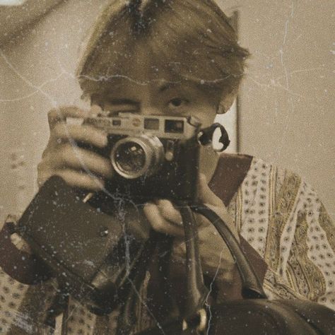 Taehyung Camera, Taekook Vintage, Captain Jeon, Taehyung Vintage, V Bta, Fotografi Vintage, Vintage Icons, Kpop Drawings, Trik Fotografi