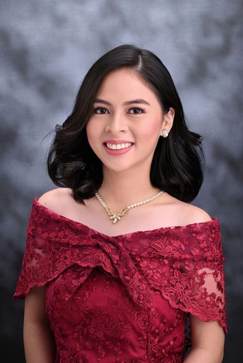 Grad Pic Hairstyles, Graduation Look Makeup, Graduation Hairstyle, Graduation Looks, Modern Filipiniana, Graduation Look, Filipiniana Dress, Graduation Makeup, Grad Pic