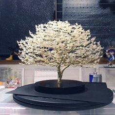 Japanese artist Naoki Onogawa is taking origami art to the next level, and she's doing it in the most Japanese way ever. Inspired by the legend of the 1000 cranes and the story of Sadako Sasaki, she folds hundreds of miniature origami cranes which later become beautifully delicate Bonsai trees of various colors and styles. Since ancient times, Japanese people have been mindful of natural phenomenon. Origami Bird Tutorial, Miniature Origami, 1000 Paper Cranes, 1000 Cranes, Origami Bowl, Origami Yoda, Origami Paper Folding, Origami Star Box, Origami Cranes